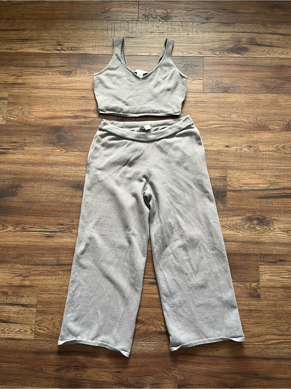 House of Harlow 1960 Grey V-Neck Crop Top and Pants Set